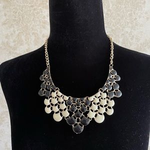 BNWT fashion statement necklace